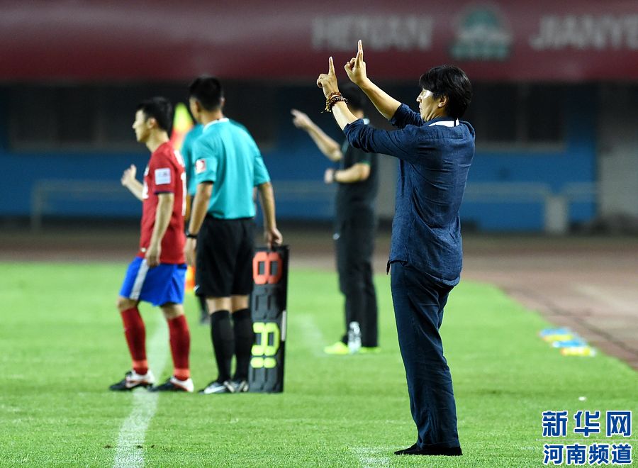 7月19日，河南建業(yè)隊主教練賈秀全（右一）在場邊指揮。