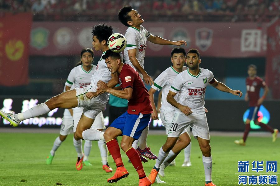 7月19日，河南建業(yè)隊球員哈維爾（前排左二）在比賽中與對手爭搶頭球。