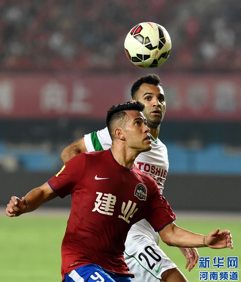 7月19日，河南建業(yè)隊球員哈維爾（前）在比賽中拼搶。