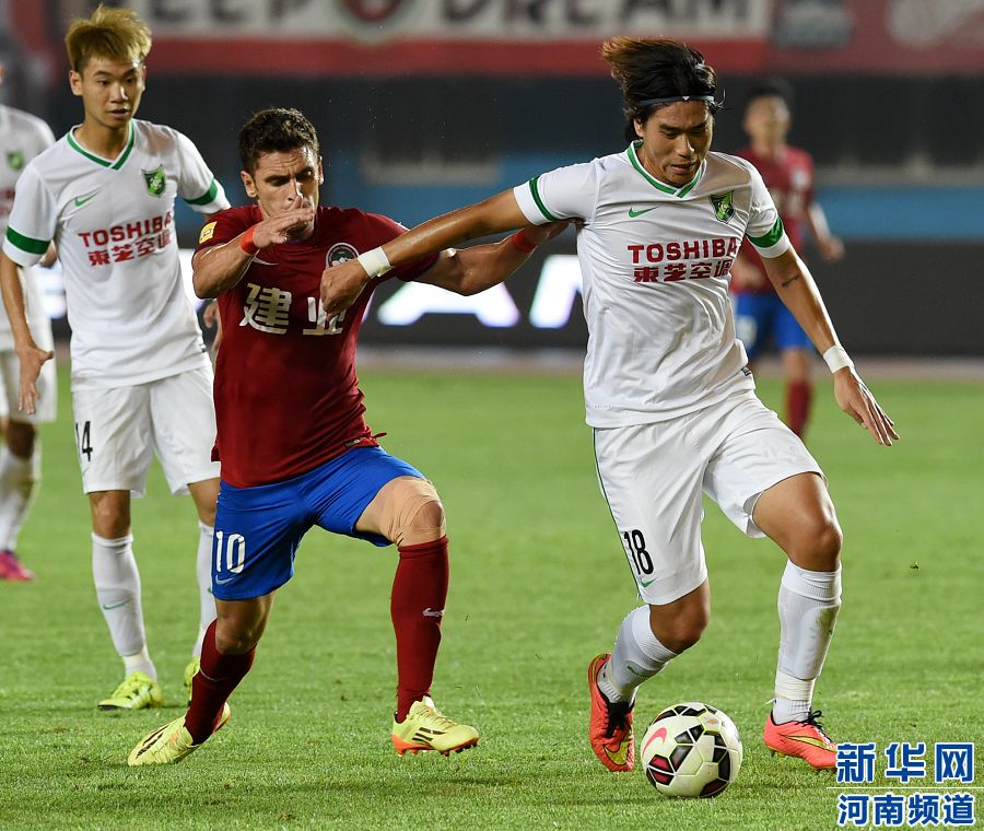 　7月19日，杭州綠城隊球員趙宇豪（右）在比賽中爭搶。