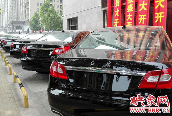 路邊一棟樓上懸掛著二三十條紅色條幅，全部是祝賀一家公司開業(yè)的。