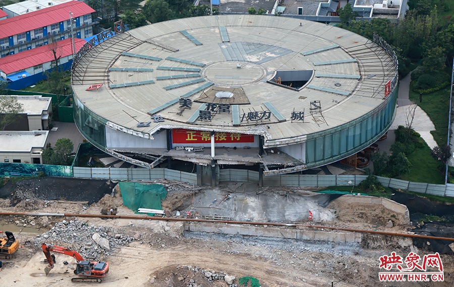 售樓部被拆掉一個(gè)角，仍在正常使用