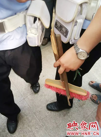 老太從環(huán)衛(wèi)工手中奪過掃帚，用腳踩斷，用力向環(huán)衛(wèi)工人的手上和腿上敲去。