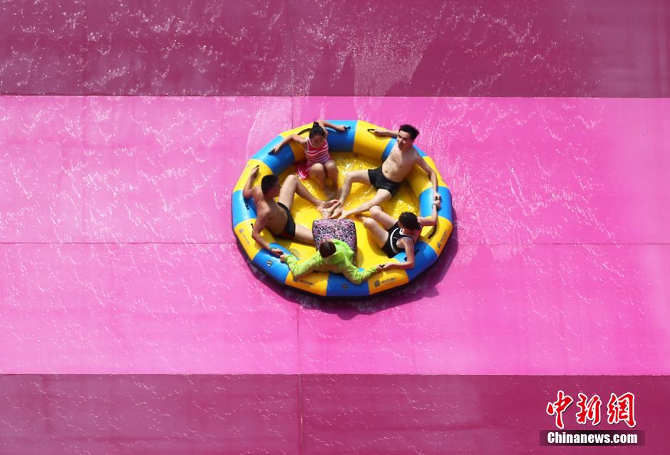 8月1日，民眾扎堆在南京湯山歡樂水魔方水上樂園戲水，享受“冰火兩重天”的涼爽和激情。連日來，中國大部分地區(qū)迎來高溫天氣。