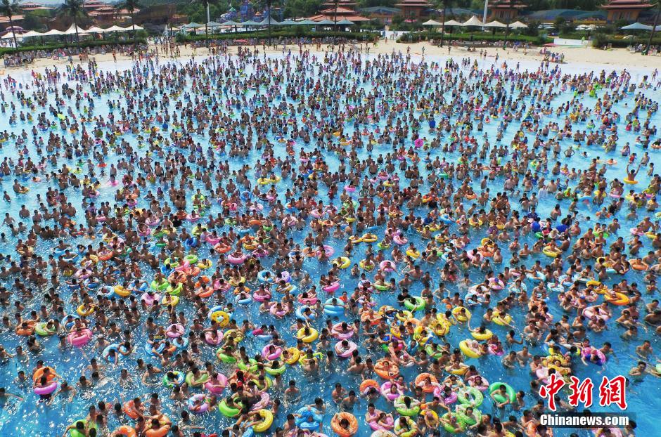 8月1日，民眾扎堆在南京湯山歡樂水魔方水上樂園戲水，享受“冰火兩重天”的涼爽和激情。連日來，中國大部分地區(qū)迎來高溫天氣。