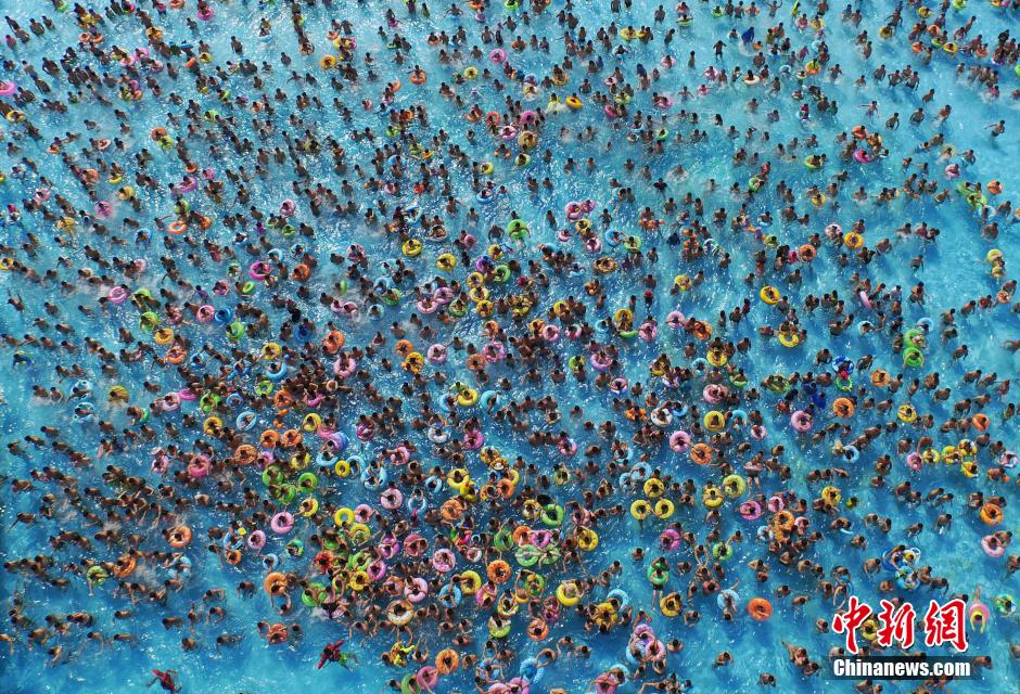 8月1日，民眾扎堆在南京湯山歡樂水魔方水上樂園戲水，享受“冰火兩重天”的涼爽和激情。連日來，中國大部分地區(qū)迎來高溫天氣。