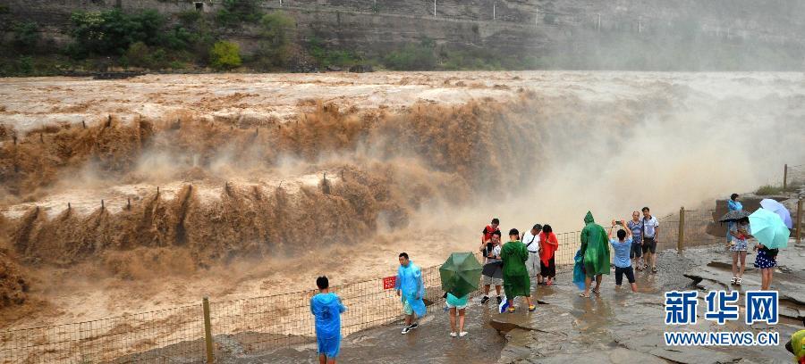 8月2日，游客在山西吉縣黃河壺口瀑布景區(qū)游覽觀瀑。