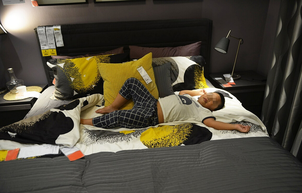 8月4日，杭州，“蹭涼族”在宜家杭州店的沙發(fā)或床鋪上休息。