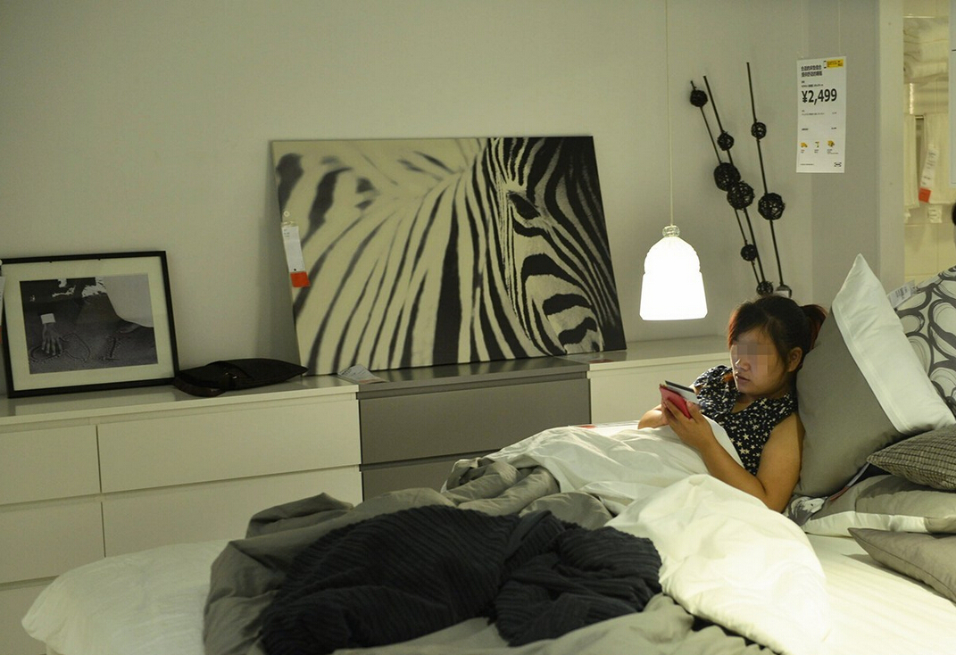 8月4日，杭州，“蹭涼族”在宜家杭州店的沙發(fā)或床鋪上休息。