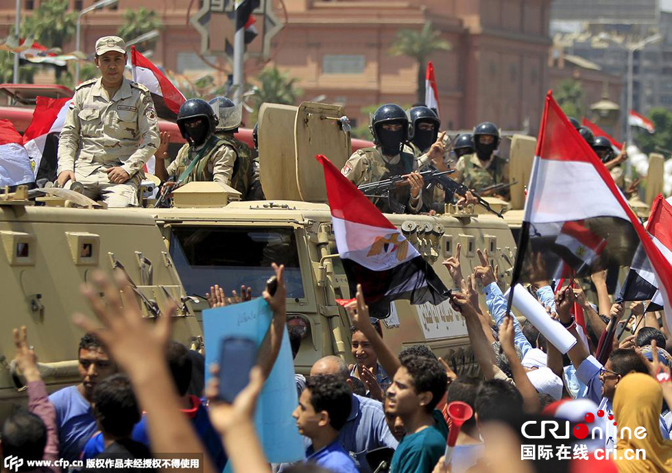 當(dāng)?shù)貢r間2015年8月6日，埃及開羅，民眾集會慶祝新蘇伊士運(yùn)河開通。圖片來源:CFP