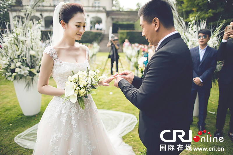 李小冉比利時(shí)辦婚禮 朱丹、鐘欣潼、應(yīng)采兒做伴娘