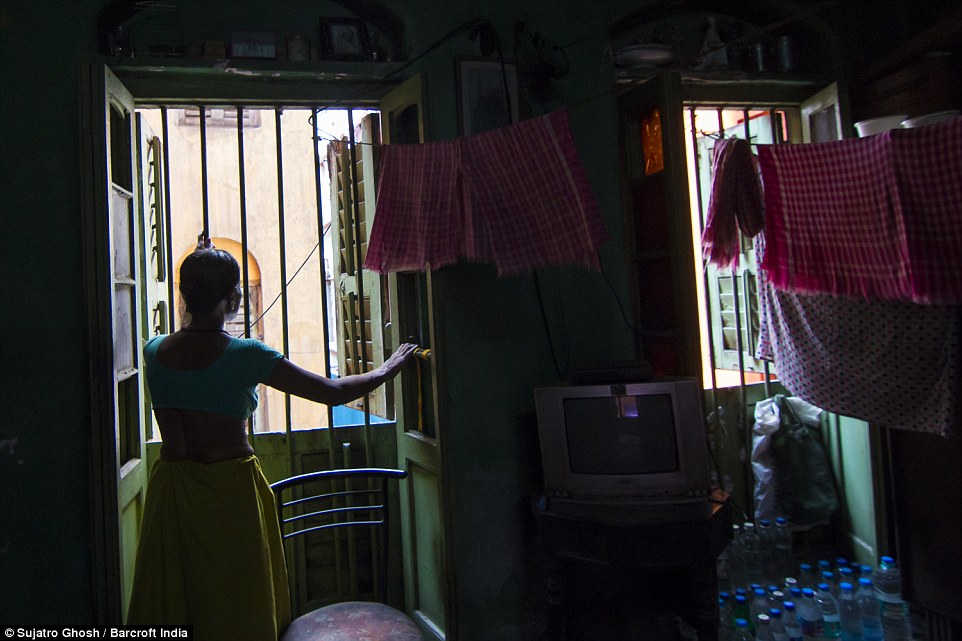 72歲的Maya Banarjee說(shuō)：“我已經(jīng)太老了，但是我不會(huì)離開(kāi)。”