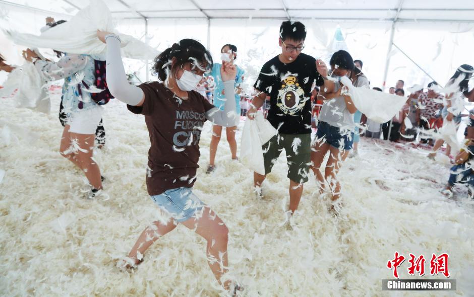 南京街頭上演“枕頭大戰(zhàn)” 年輕人瘋狂開(kāi)打