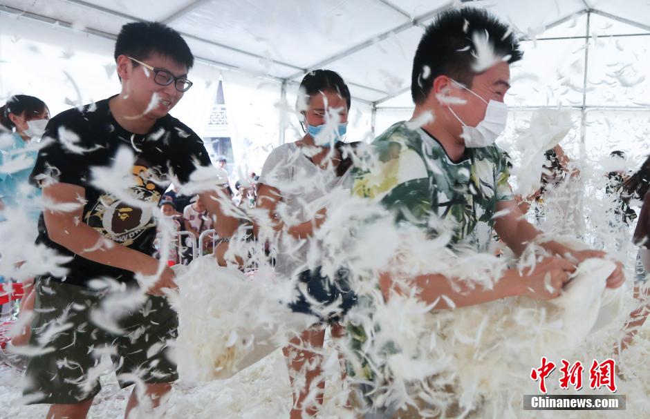 南京街頭上演“枕頭大戰(zhàn)” 年輕人瘋狂開(kāi)打