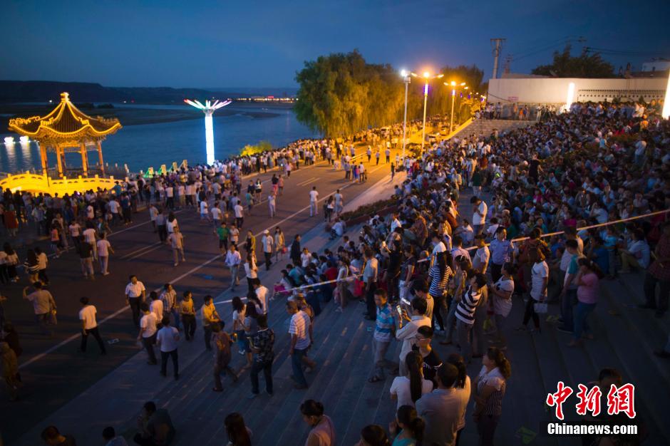 數(shù)萬(wàn)民眾前來(lái)黃河邊觀(guān)看河燈。 張?jiān)?攝