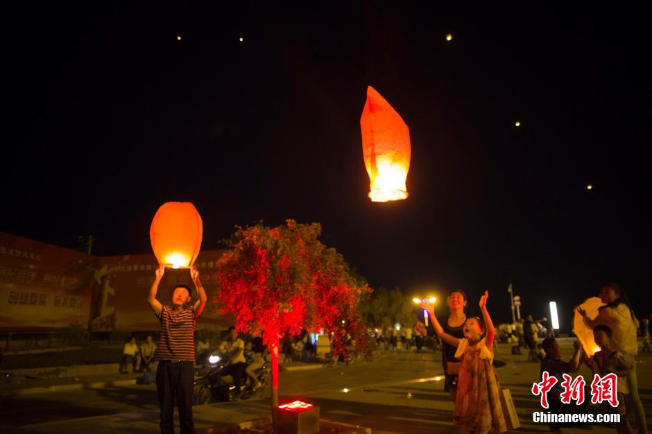 民眾燃起孔明燈助興。 張?jiān)?攝