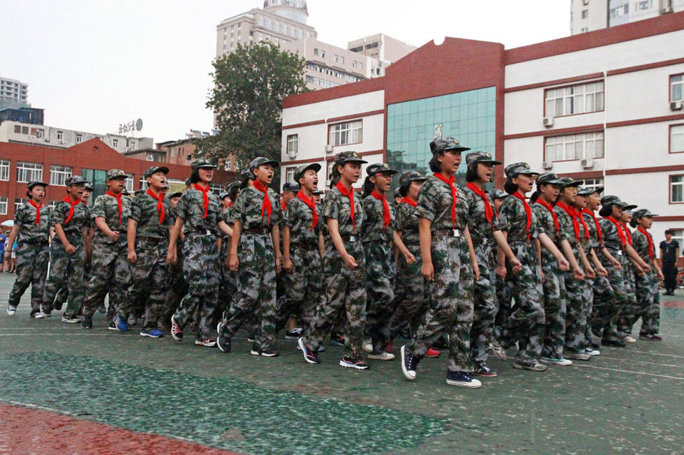 同學(xué)們在雨中堅持完成了會操表演。