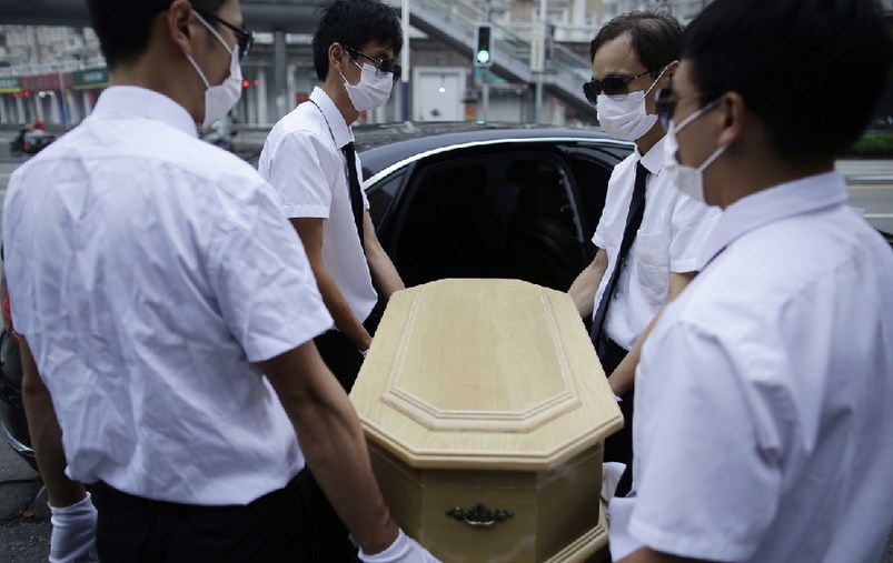 上海，花床、木棺、挽聯(lián)，在上海市閔行區(qū)一處私密的悼念室內(nèi)，一場(chǎng)小型追悼?jī)x式正在舉行。