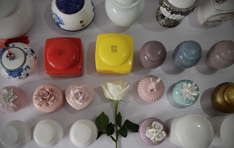 各種陶瓷罐是用來(lái)裝寵物骨灰的。