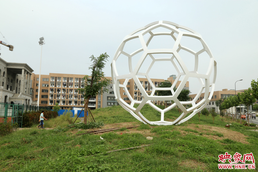 這是一座多邊形曲面藝術品，直徑約6米，剛剛建成，目前還沒有命名。