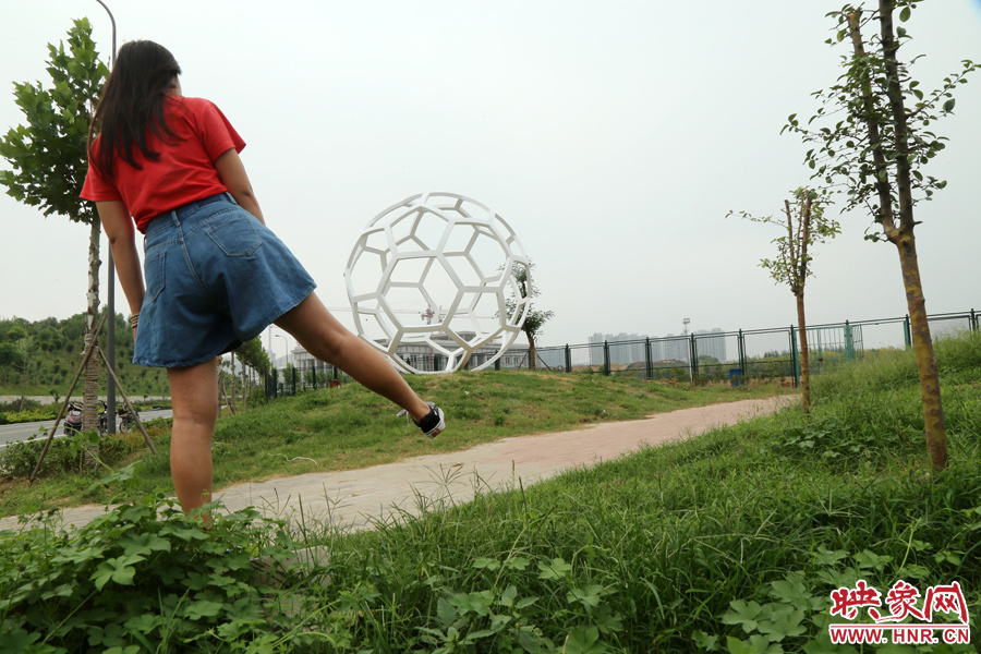 踢”足球“。