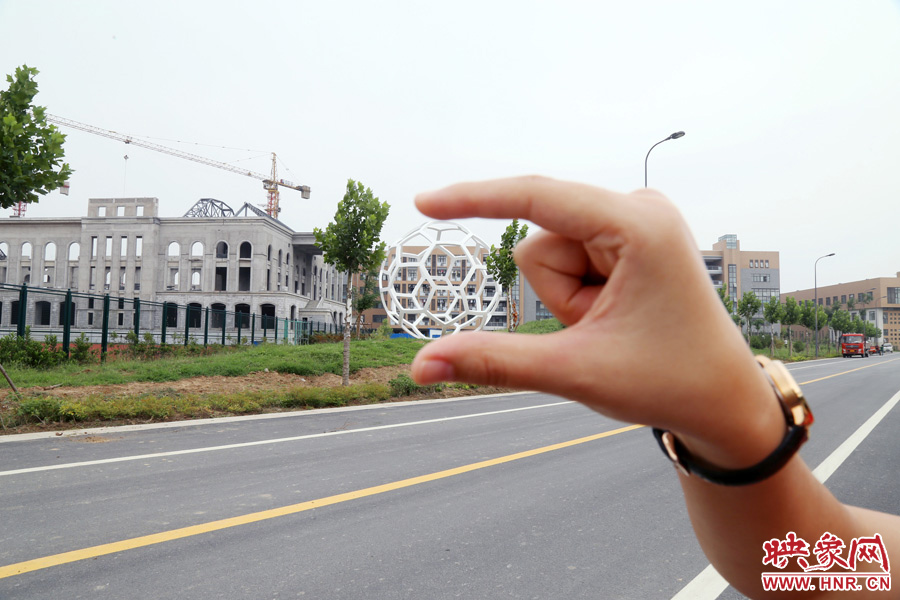 一名女生在拍創(chuàng)意照片。