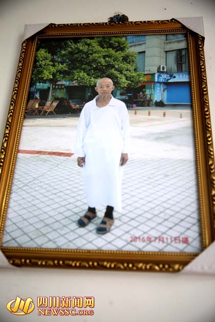 四川八旬老頭變"潮男" 上街穿長裙為自己代言