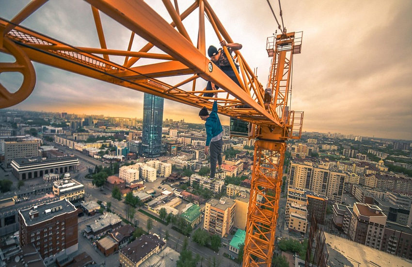 恐高癥慎入！俄羅斯小伙高空跑酷炫特技驚險萬分