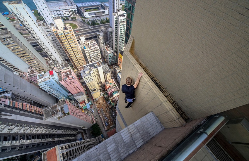 恐高癥慎入！俄羅斯小伙高空跑酷炫特技驚險萬分