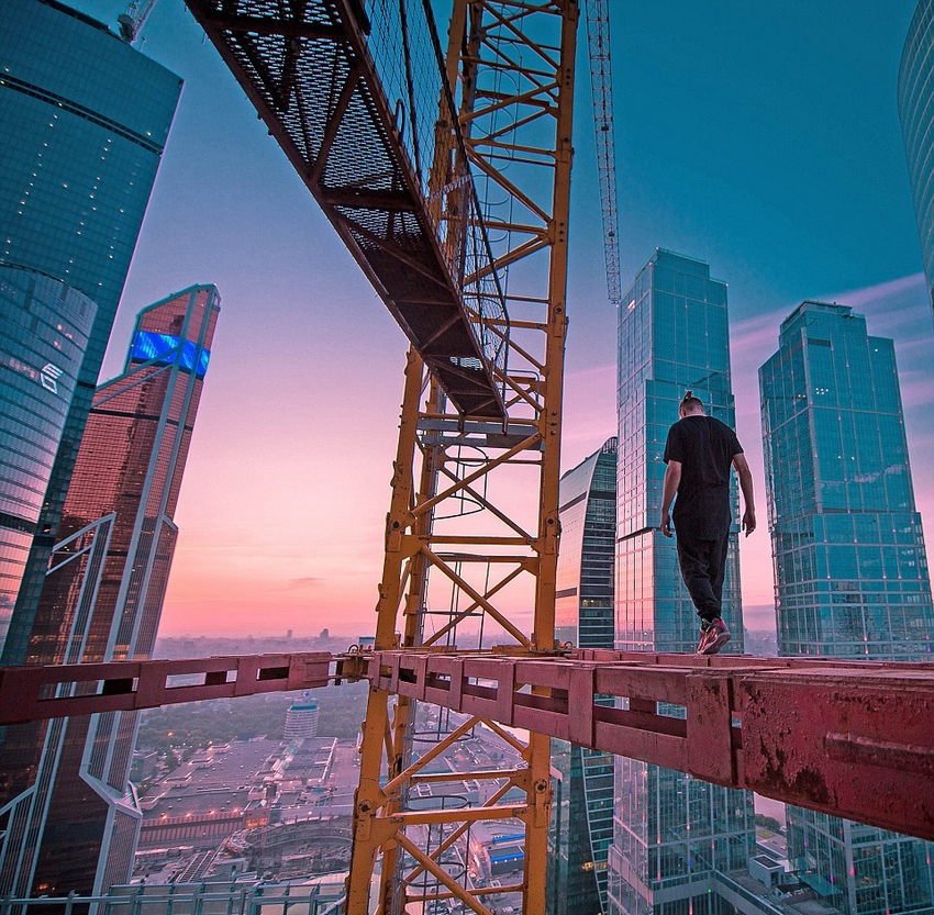 恐高癥慎入！俄羅斯小伙高空跑酷炫特技驚險萬分
