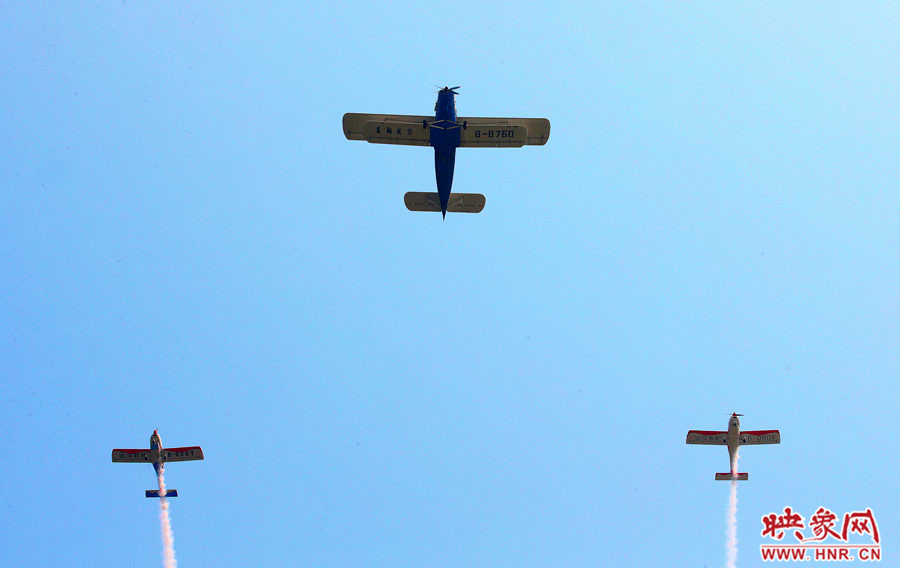 2015鄭州航展現(xiàn)場(chǎng)“仙女下凡” 觀眾直呼太贊了