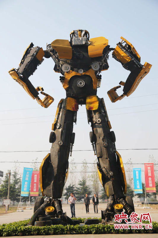 10月14日，一只高18米、寬8米的“變形金剛”矗立在河南省平頂山市寶豐縣一家企業(yè)門(mén)前。