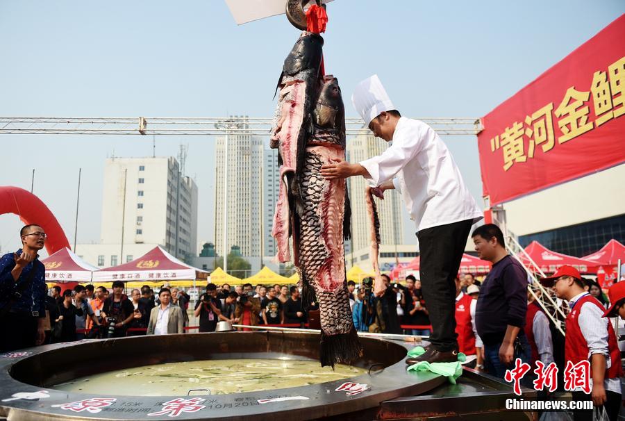 河南鄭州，一個(gè)直徑3.15米，深0.7米，可容納3噸高湯的“中原第一鍋”現(xiàn)場(chǎng)烹煮火鍋盛宴。