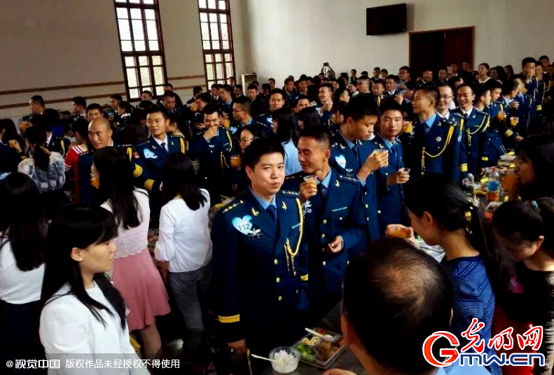 湖北武漢，“嫁人就嫁解放軍”，每年一屆的武漢軍旅姻緣會17日在駐漢空軍某指揮所文化活動中心舉行