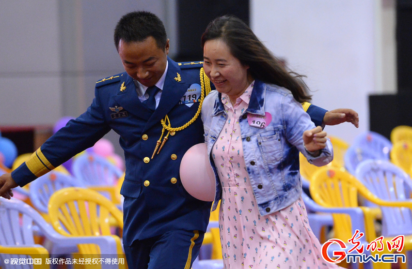 湖北武漢，“嫁人就嫁解放軍”，每年一屆的武漢軍旅姻緣會17日在駐漢空軍某指揮所文化活動中心舉行