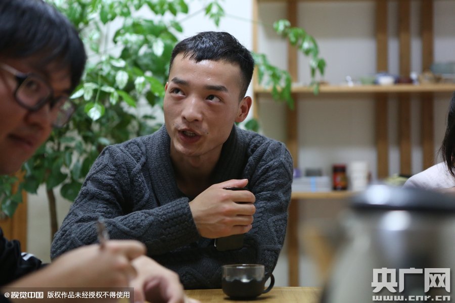 網(wǎng)絡(luò)紅人葉良辰現(xiàn)身浙江臺州，接受記者的專訪。