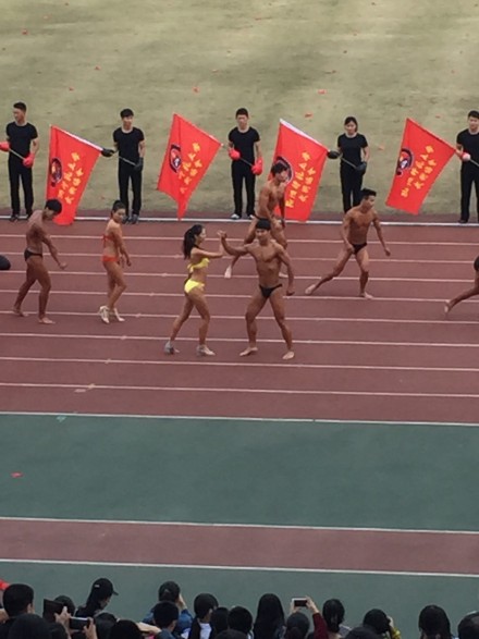 杭州某大學(xué)秋季運動會開幕式 裸男大秀肌肉