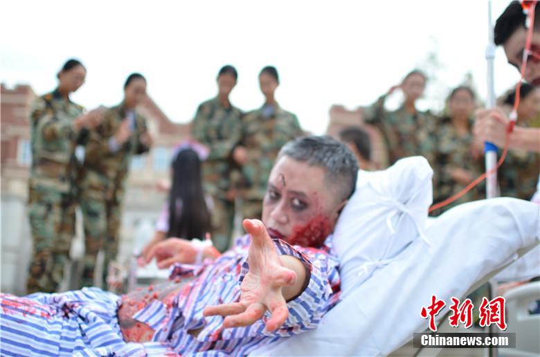 該校院長也參與其中，與學(xué)生共同嗨翻校園。 何浠 攝