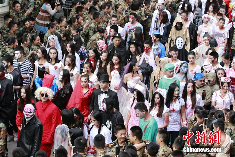 校園“萬圣節(jié)”恐怖化妝派對(duì)讓“群鬼”聚集。 何浠 攝