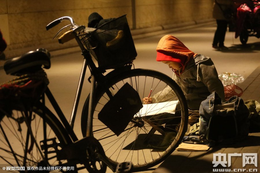 他的父母說(shuō)，晚上回去晚，孩子的作業(yè)都是在這寫(xiě)，做小生意不容易，孩子還陪著遭罪，經(jīng)常還有城管攆著不讓在這賣(mài)。