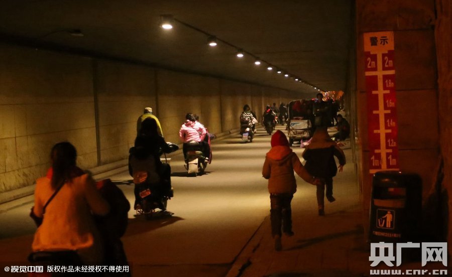 寫(xiě)完作業(yè)，小一航與鄰居的小伙伴在大橋下玩耍。