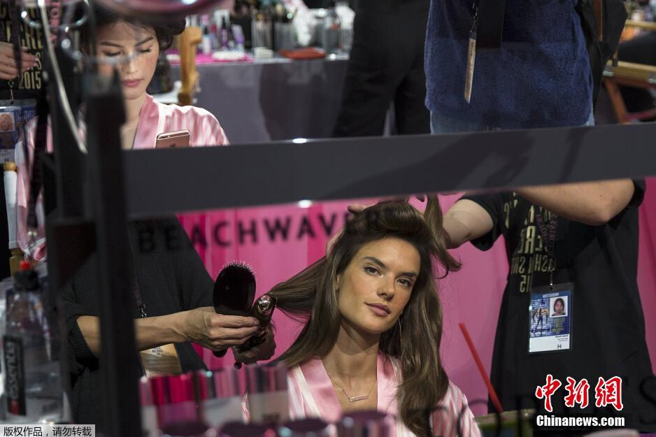 當?shù)貢r間11月10日，2015維多利亞的秘密年度內(nèi)衣秀在紐約上演，模特在后臺緊張地準備中。