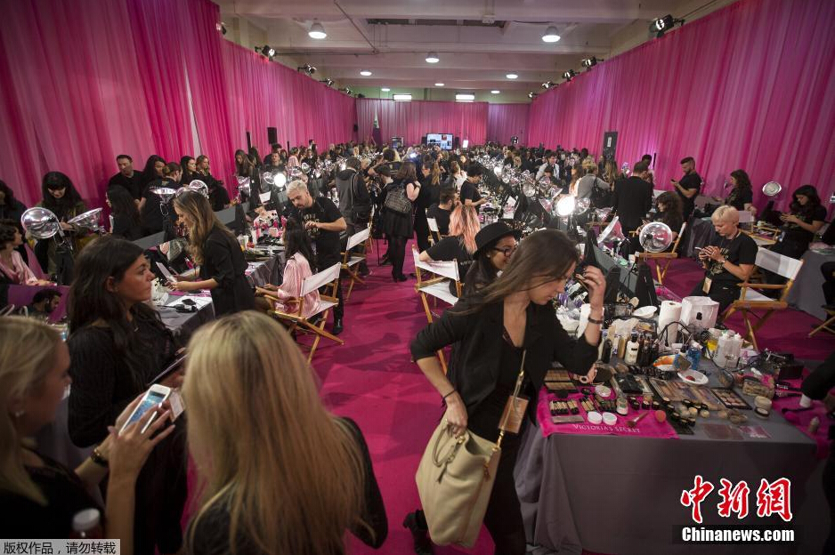 當?shù)貢r間11月10日，2015維多利亞的秘密年度內(nèi)衣秀在紐約上演，模特在后臺緊張地準備中。