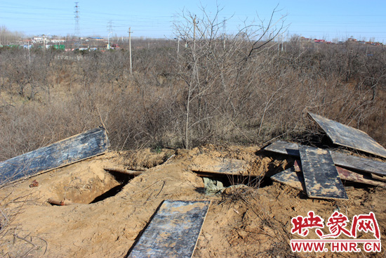 這次被盜的是位于北側(cè)的叔齊墓，墓塚上面有兩個盜洞，有十多米深。