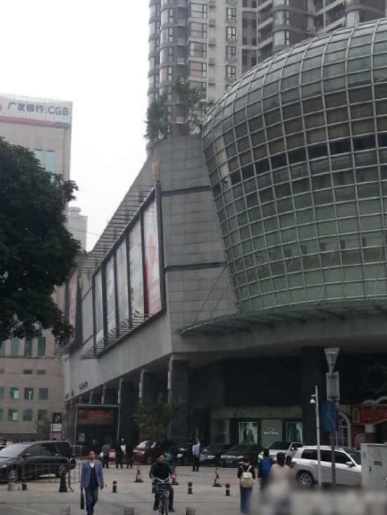 一輛停在停車位上的寶馬轎車，被墜落的樹枝砸中，樹枝徑直插入車內(nèi)，現(xiàn)場引發(fā)不少市民圍觀拍照。