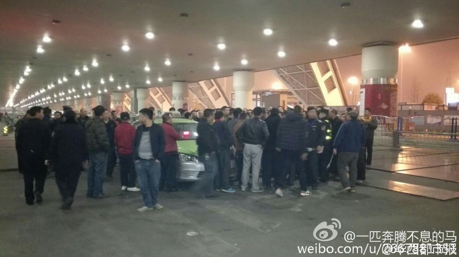 機(jī)場后調(diào)配10多輛機(jī)場大巴運送旅客進(jìn)城。