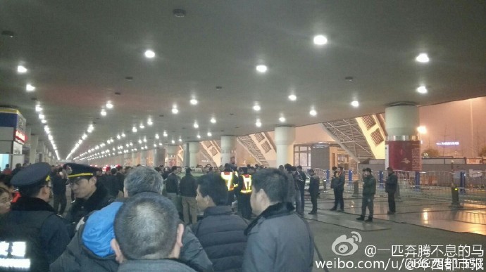 據(jù)現(xiàn)場網(wǎng)友表示：交警和出租車司機(jī)吵了起來。