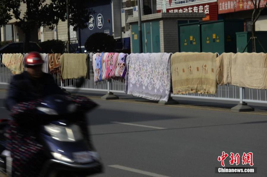 湖南長沙市民曬被“占領(lǐng)”馬路