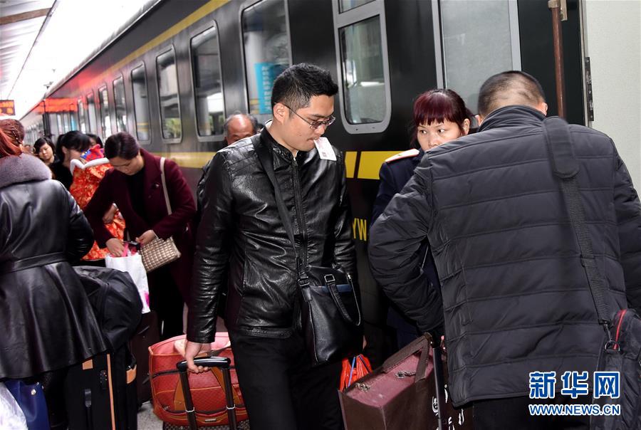 （關(guān)注春運(yùn)）（28）全國各地迎來返程客流高峰
