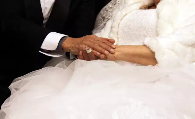 情人節(jié)最溫暖告白！84歲老人包下整樓示愛老伴